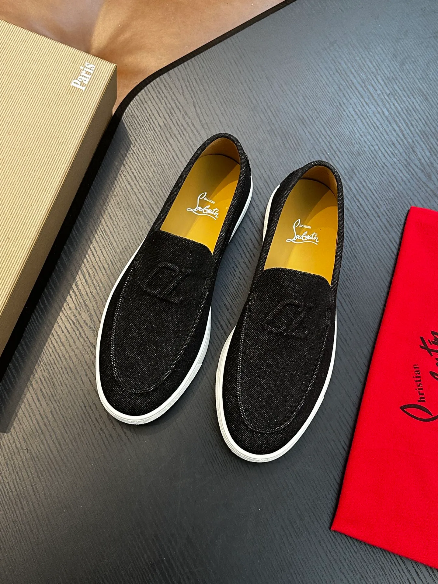 P760💰Christian Louboutin (red-soled shoes) Italian men’s casual sneakers are shipped! Each pair of shoes from this Italian handmade shoe brand has a simple and classic design, which is very comfortable and versatile! The upper fabric of this shoe is made of imported cowhide, with high-end and comfortable cowhide lining! The outsole is made of original rubber bottom sheets and is lined with cowhide! Brand-specific molded footbed, exclusive private mold control! Original box packaging, with shoe storage bag! 39 40 41 42 43 44 (38 45 46 customized)